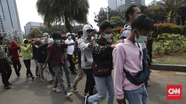 93 Orang Peserta Demo Reformasi Masih Ditahan, 3 Positif Ganja Polda Metro Jaya menahan 93 orang terkait demo 27 tahun reformasi di Jakarta. Tiga di antaranya positif THC atau ganja.