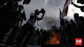 FOTO: Demo Omnibus Law, Kado Satu Tahun Jokowi-Ma'ruf