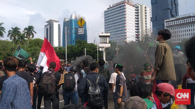 Prajurit marinir yang bersiaga membantu pengamanan aksi tolak omnibus law Ciptaker dikerahkan untuk membubarkan massa aksi tolak UU Ciptaker di Patung Kuda.