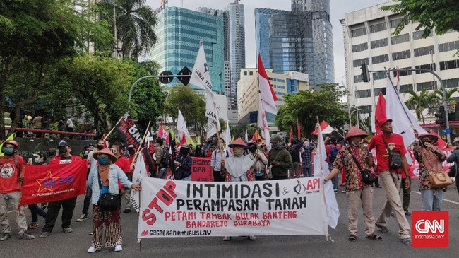 Secara keseluruhan unjuk rasa massa Getol Jatim menolak omnibus law UU Ciptaker di Surabaya berlangsung kondusif dan damai.
