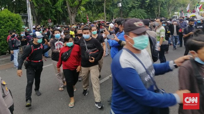 Aksi unjuk rasa penolakan omnibus law UU Ciptaker berlangsung di sejumlah kota pada 20 Oktober 2020, hari peringatan satu tahun Jokowi-Ma'ruf.