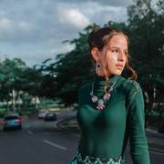 5 Tips Menggunakan Kalung Sesuai Bentuk Kerah Pakaian