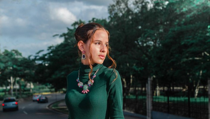 5 Tips Menggunakan Kalung Sesuai Bentuk Kerah Pakaian