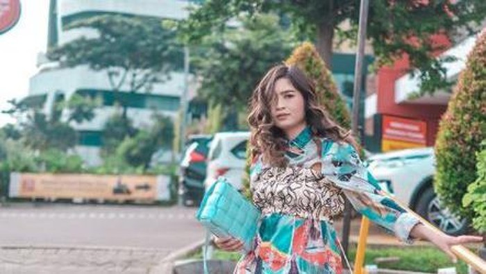 Berani Tampil Warna - warni ala Dewisya, Istri Musisi Kunto Aji