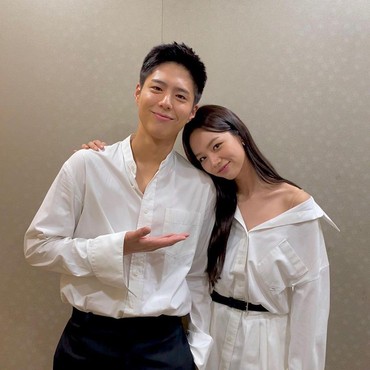 Reuni di 'Record of Youth', Hyeri Sandaran Manja di Bahu Park Bo Gum