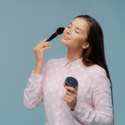 Tanpa Alat, Kamu Bisa Cuci Alat Makeup dengan Cara Ini