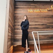 6 Inspirasi All-Black Outfit dari Sandara Park, Simple dan Trendy!