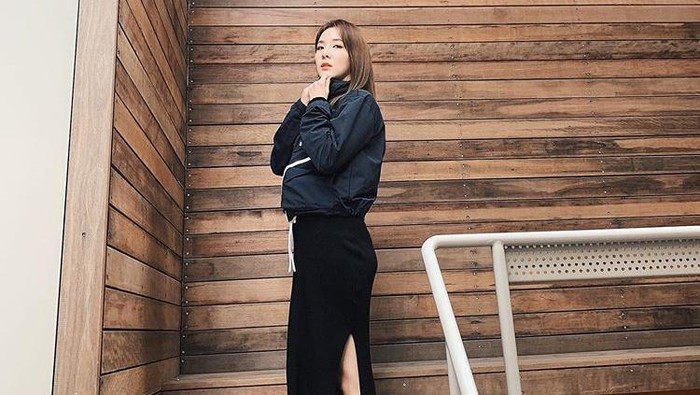 6 Inspirasi All-Black Outfit dari Sandara Park, Simple dan Trendy!