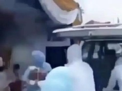 Polisi Buru Ambulans-Orang Pakai APD Bawa Hantaran ke Pernikahan di Palembang