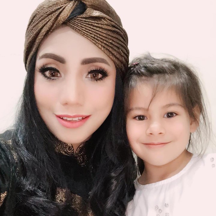 <p>Siti dan suami dikaruniai seorang putri yang sangat cantik. Gadis cilik bernama Elif ini lahir di Turki. (Foto: Instagram @siti_perk)</p>