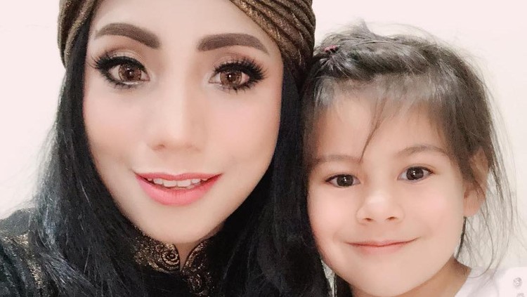 Siti KDI Siti KDI bersama putrinya, Elif