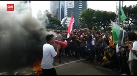 VIDEO: Massa Aksi Omnibus Law Bakar Ban di Patung Kuda