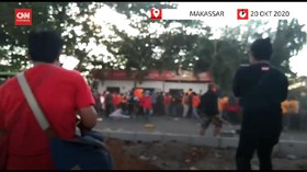 VIDEO: Ricuh Demo Ciptaker dengan Relawan Paslon di Makassar