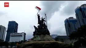 VIDEO: Massa Demo Omnibus Law Kibarkan Bendera di Patung Kuda