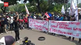VIDEO: Massa Bakar Ban di Depan Barikade Patung Kuda