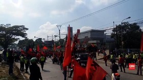 VIDEO: Buruh Dan Mahasiswa Ancam Tutup Akses Tol Cileunyi