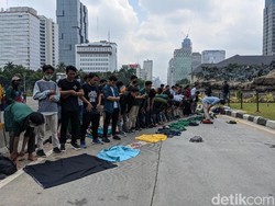 Sholat Pakai Kaos Bergambar Makhluk Bernyawa, Bagaimana Hukumnya?