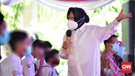 Risma Soroti Pola DKI Bagikan Bansos Pakai Anjuran Vaksinasi