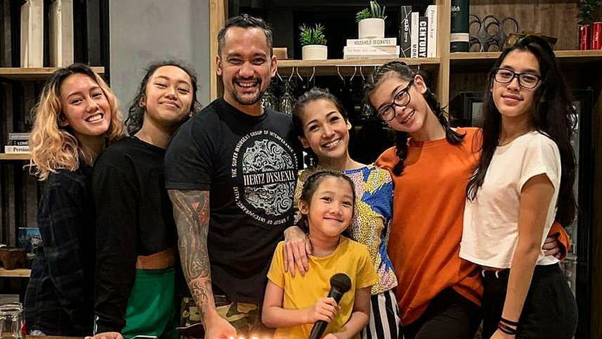 11 Tahun Menikah&comma; Intip Kemesraan Tora Sudiro & Mieke Amalia