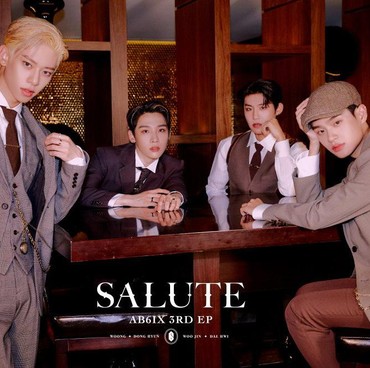 5 Foto Personel AB6IX Jadi Bangsawan Era 90-an untuk Album 'Salute'