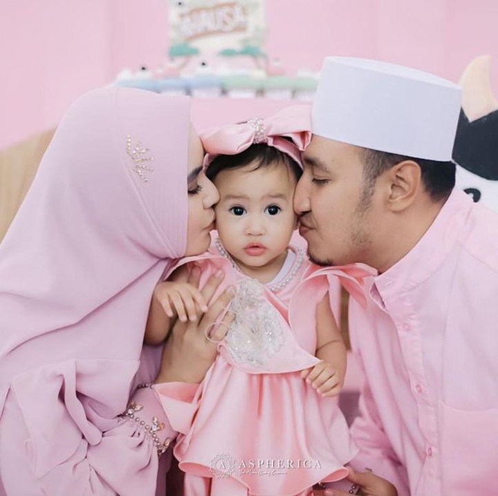 <p>Kartika Putri dan Habib Usman bin Yahya baru saja merayakan ulang tahun anak perempuan mereka, Khalisa Aghnia Bahira. (Foto: Instagram @kartikaputriworld)</p>