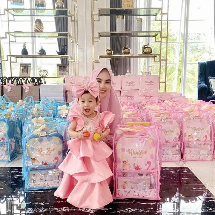 <p>Suasana syukuran atau pesta Khalisa bernuansa merah muda nih, Bunda. Keluarga Kartika Putri juga kompak mengenakan pakaian berwarna senada. (Foto: Instagram @kartikaputriworld)</p>