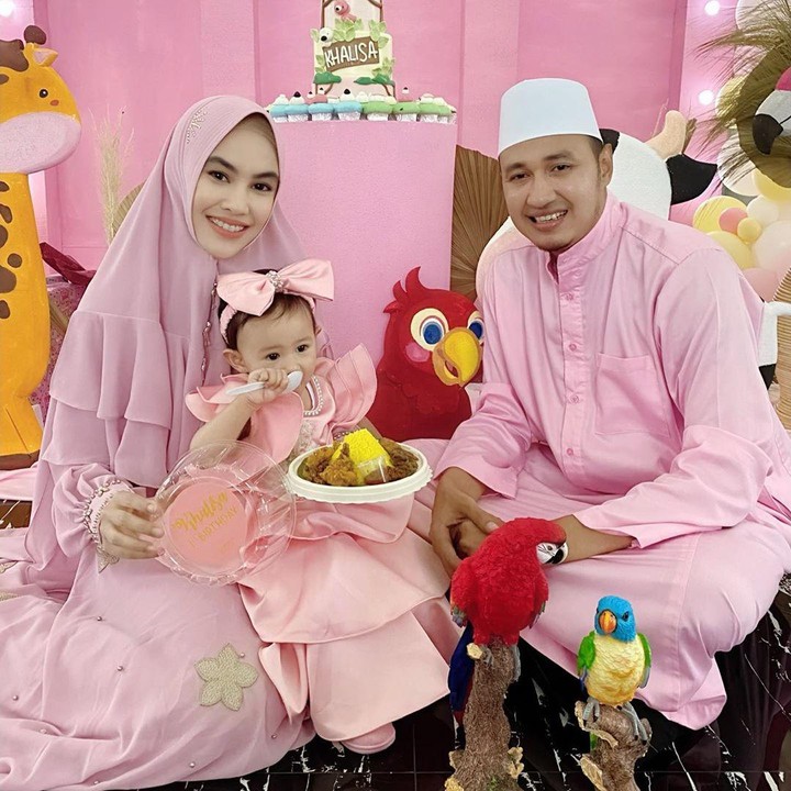<p>Selain bernuansa merah muda, pesta ini dipenuhi boneka-boneka binatang favorit Khalisa. (Foto: Instagram @kartikaputriworld)</p>