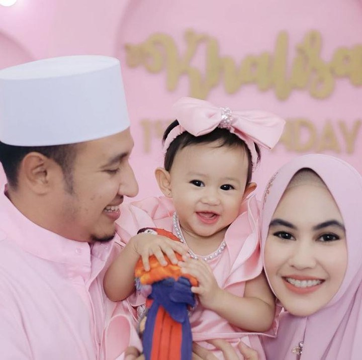 <p>Genap berusia setahun, Khalisa didoakan sang ibu agar semakin pintar dan tumbuh menjadi anak yang beradab serta berakhlak mulia. Kita doakan semoga harapan Bunda Kartika terwujud ya. (Foto: Instagram @kartikaputriworld)</p>
