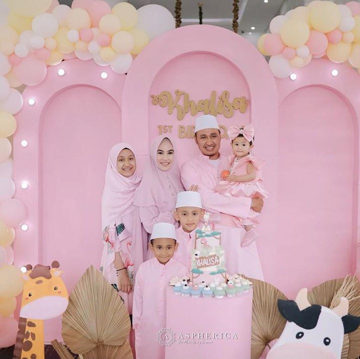 <p>Pesta ulang tahun dan syukuran hari kelahiran Khalisa dirayakan secara meriah bersama kerabat dan keluarga dekat. (Foto: Instagram @kartikaputriworld)</p>