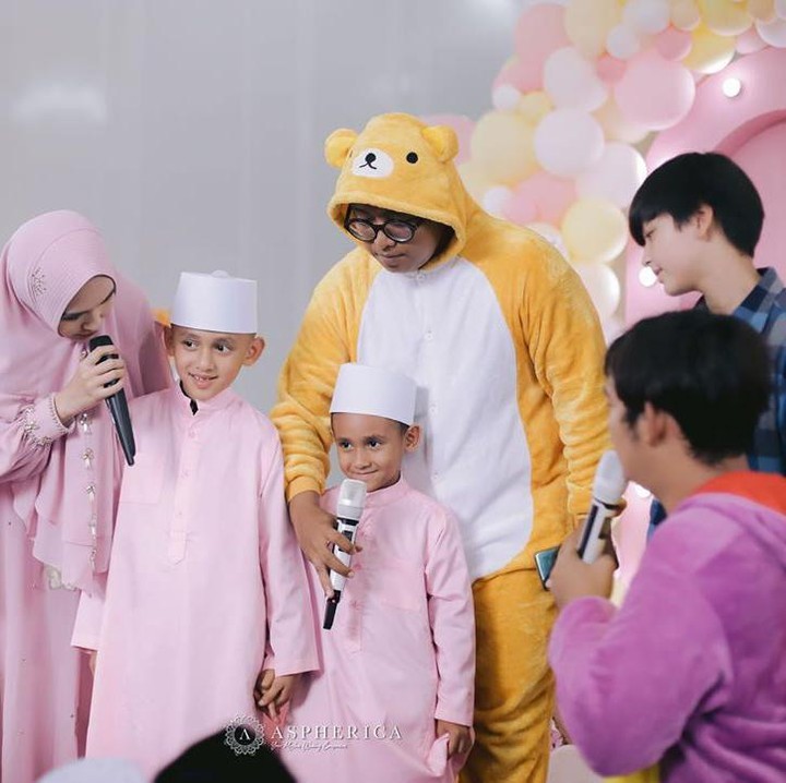 <p>Acara syukuran ini turut dimeriahkan oleh hiburan-hiburan yang menarik. Dua anak sambung Kartika juga ikut memeriahkan acara ini. (Foto: Instagram @kartikaputriworld)</p>
