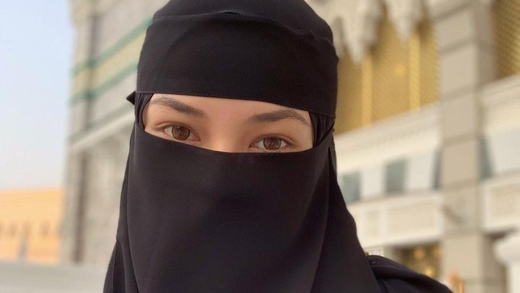 Artis Malaysia Neelofa bercadar
