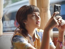 Intip Gaya Rambut Berponi Aurelie Moeremans yang Makin Kece