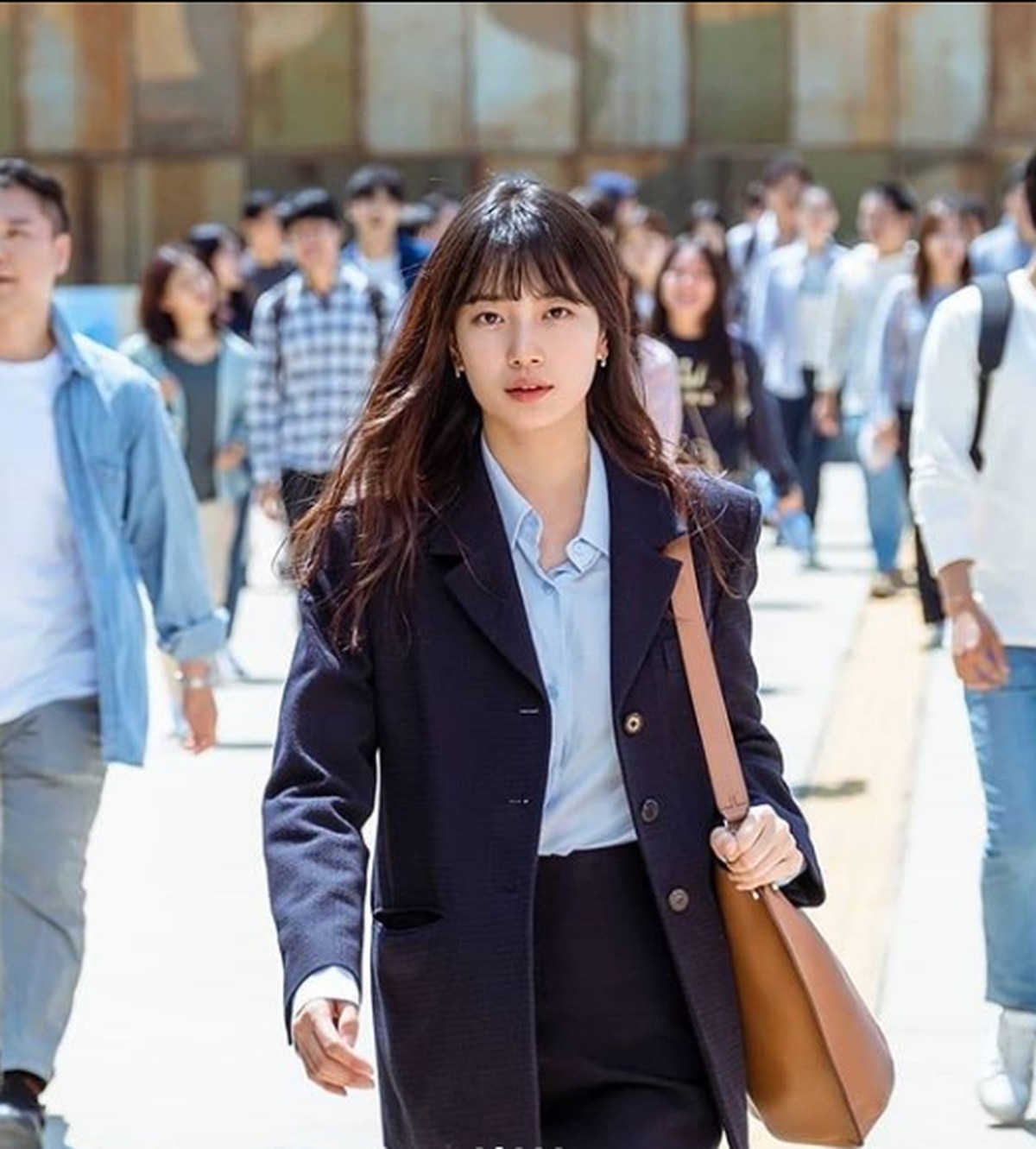 Bae Suzy memakai tas branded di serial drama 'Start-Up'&period;
