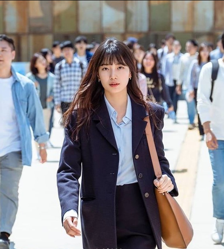 Bae Suzy memakai tas branded di serial drama 'Start-Up'.