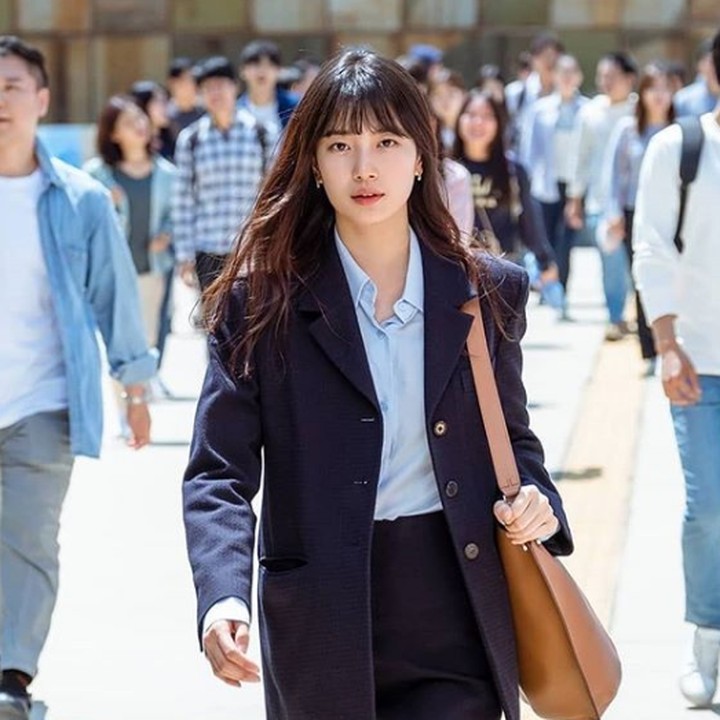 <p>Kemudian ada Bae Suzy dengan office look-nya yang tetap <em>stylish</em> saat bermain di drama Korea Start-Up. (Foto: Netflix)</p>