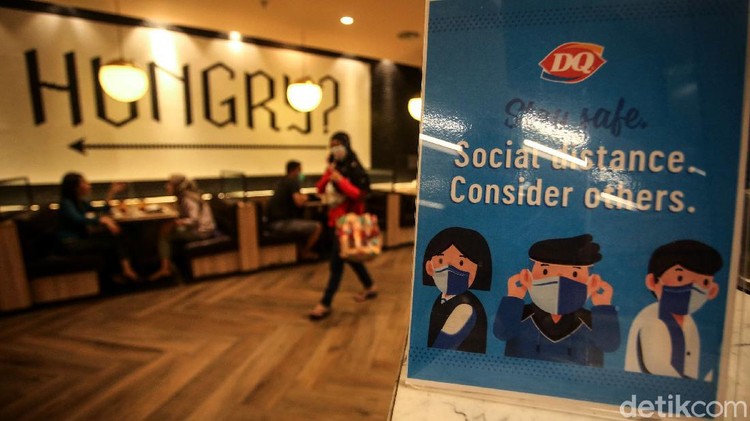 Jakarta kembali menerapkan PSBB Transisi di tengah pandemi COVID-19. Sejumlah tempat makan pun kembali menerima pengunjung untuk makan di tempat.