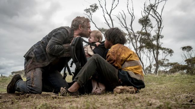 Sinopsis film Cargo (2017) menceritakan sepasang suami istri yang meneyelamatkan bayi mereka dari wabah zombie