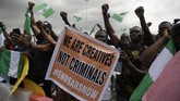 FOTO: Amarah Warga Nigeria Tolak Kekerasan Polisi Penduduk Nigeria berunjuk rasa besar-besaran menuntut pembubaran dan pengusutan kasus kekerasan yang dilakukan polisi.