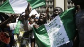 FOTO: Amarah Warga Nigeria Tolak Kekerasan Polisi Penduduk Nigeria berunjuk rasa besar-besaran menuntut pembubaran dan pengusutan kasus kekerasan yang dilakukan polisi.