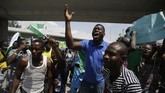 FOTO: Amarah Warga Nigeria Tolak Kekerasan Polisi Penduduk Nigeria berunjuk rasa besar-besaran menuntut pembubaran dan pengusutan kasus kekerasan yang dilakukan polisi.