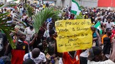 FOTO: Amarah Warga Nigeria Tolak Kekerasan Polisi Penduduk Nigeria berunjuk rasa besar-besaran menuntut pembubaran dan pengusutan kasus kekerasan yang dilakukan polisi.