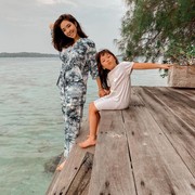 Intip Gaya Artis Pakai Piyama untuk Hang Out, Tetap Fashionable dan Kece!