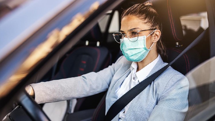 Ilustrasi masker dan jaga jarak Young woman with protective mask and gloves driving a car. Infection prevention and control of epidemic. World pandemic. Stay safe.