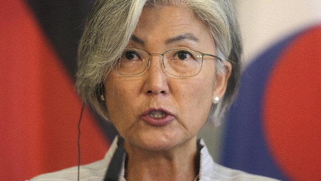 Menlu Korsel, Kang Kyung-wha, akhirnya menemui kerabat pejabat Korsel yang dibunuh oleh tentara Korea Utara setelah dikritik.