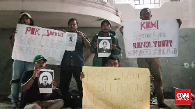 Tolak Jokowi, Mahasiswa Bermalam di Jembatan Teluk Kendari