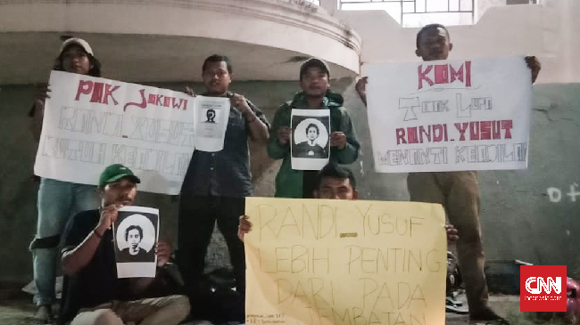 Sejumlah mahasiswa menggelar kemah di Jembatan Teluk Kendari untuk menolak kedatangan Jokowi yang akan meresmikan jembatan tersebut.