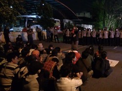 Minta Rekan Dibebaskan, Massa Tolak Omnibus Law Datangi Polrestabes Medan