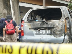Polisi Gelar Olah TKP Mayat Wanita Terbakar dalam Mobil di Sukoharjo