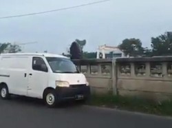 Pemobil Viral Buang Sampah di Kalimalang Bekasi Serahkan Diri ke Polisi!