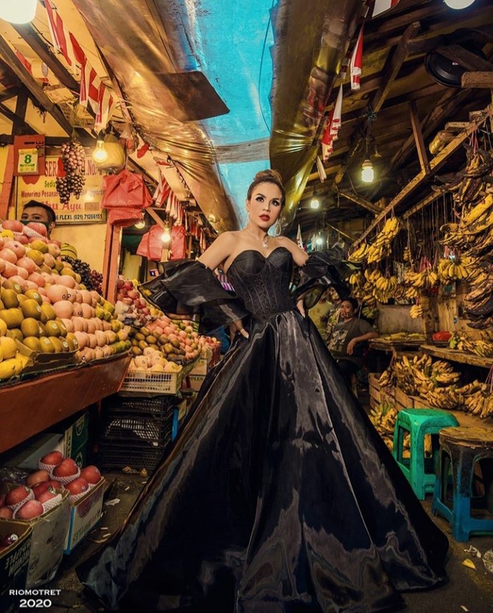 Masih di tengah-tengah pasar, Melaney tampil dengan gaun berwarna hitam yang tentu saja mencuri perhatian. Mengambil lorong deretan para penjual buah, Melaney tidak mati gaya lho, Ladies. Dari pemotretannya kali ini, jika ditotal antara harga dress dengan perhiasan yang digunakan oleh Melaney menyentuh angka Rp1 miliar lho. (Foto:instagram.com/riomotret/)